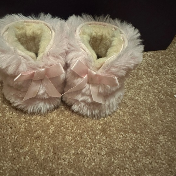 Size 4/5  pink baby Ugg booties - Picture 2 of 5